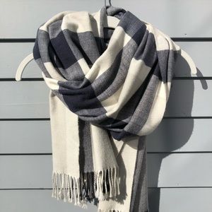 GAP blue and white winter blanket scarf